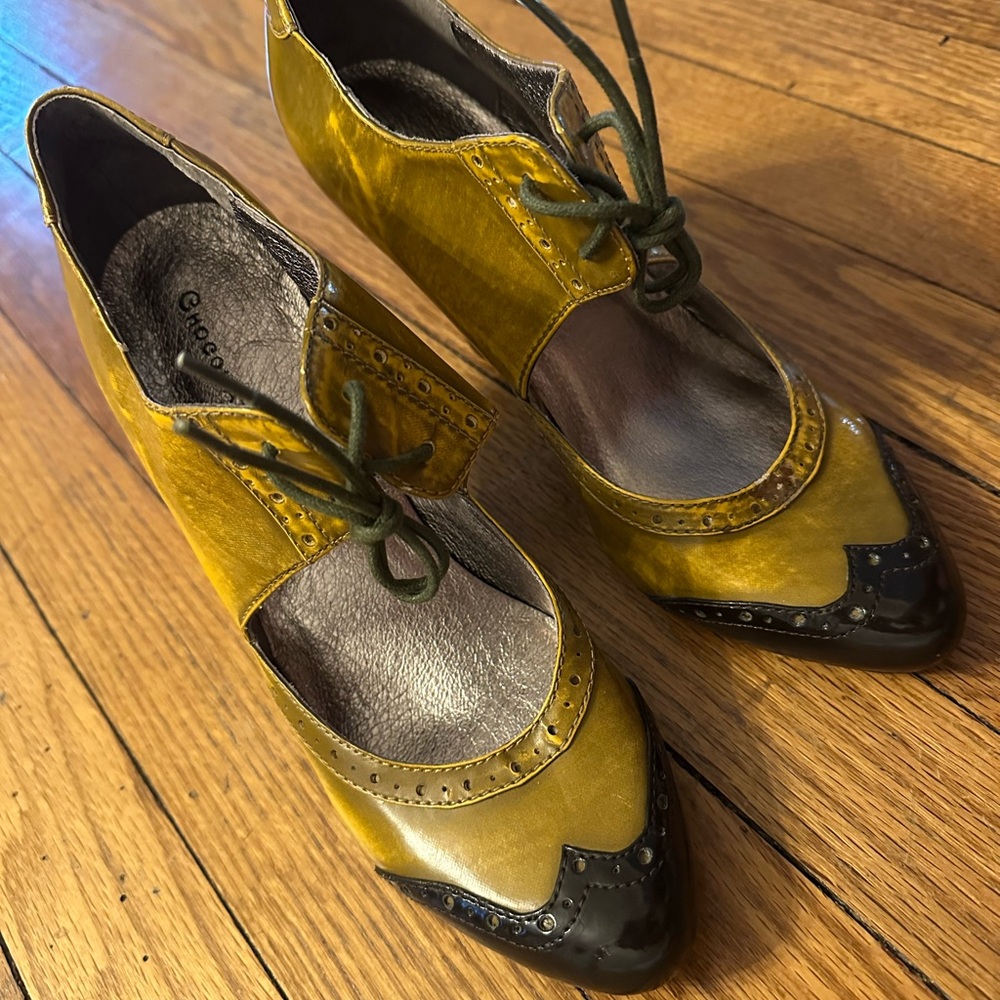Vintage Rare Chocolat Blu heels